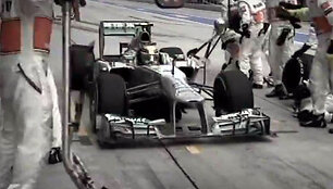 Lewisas Hamiltonas &bdquo;McLaren&ldquo; sustojimų vietoje