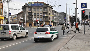 Pagundų gatvę pereiti degant raudonam &scaron;viesoforo signalui beveik nekyla, kai ties ja sustojęs policijos ekipažas