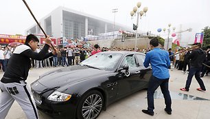 Daužomas „Maserati Quattroporte“ automobilis