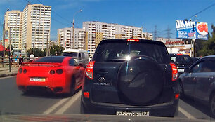 &bdquo;Nissan GT-R&ldquo; bandymas aplenkti spūstį
