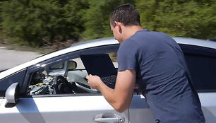 Ne&scaron;iojamu kompiuteriu valdomas automobilis
