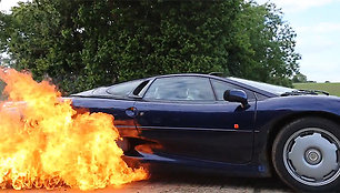 Padangas deginantis „Jaguar XJ220“