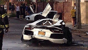 Pusiau lūžęs &bdquo;Lamborghini Aventador&ldquo;