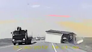 Vežamas namas nukrito tiesiai ant automobilio 