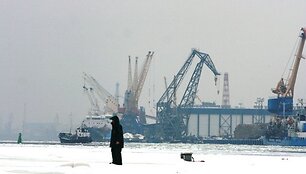 Рабалка в акватории Клайпедского порта запрещена, но рыбаки пренебрегают правилами. 