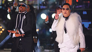 PSY и MC Hammer встречали Новый год вместе с миллионной толпой на площади Таймс-Сквер в Нью-Йорке.