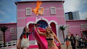 Femen поджарили куклу Барби перед &laquo;Домом мечты Барби&raquo;