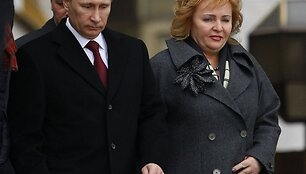 Lisaks t&uuml;trele hoidub enamasti avalikkuse t&auml;helepanust ka Venemaa presidendi Vladimir Putini abikaasa Ljudmila (paremal). Pildil lahkuvad abikaasad m&ouml;&ouml;dunud aasta presidendivalimiste p&auml;eval, 4. m&auml;rtsil Moskva valimisjaoskonnast.