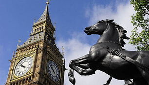 The Big Ben clock tower at the Houses of Parliament is seen next to a sculpture, in Westminster, in central London May 15, 2009. Britons angered by their MPs' lavish expense claims say they will exact revenge at the ballot box next month, with Labour set to be the prime target. REUTERS/Toby Melville