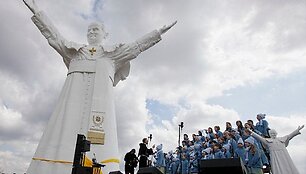 В Польше открыли гигантский памятник Иоанну Павлу II