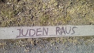 Vilniuje, Subačiaus gatvėje, ant stulpo ir kelkra&scaron;čių buvo rastos i&scaron;pai&scaron;ytos svastikos ir &scaron;ūkiai &bdquo;Heil, Hitler&ldquo; bei &bdquo;Juden Raus&ldquo;.