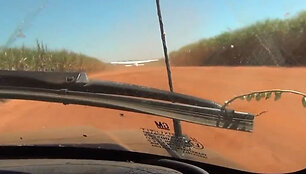 Полиция на автомобиле протаранила самолет наркомафии с кокаином