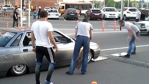 Российский автотюнинг против лежачего полицейского