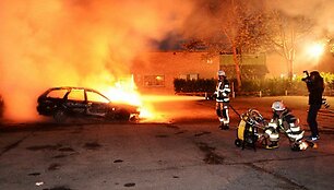 Полиция Стокгольма пытается справиться с бунтом молодежи