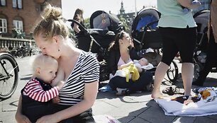 Протестующие мамы вышли на улицу с обнаженной грудью