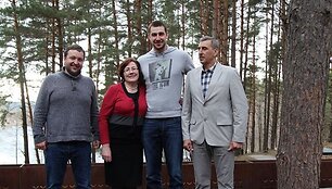 Antanas Guoga ir Jonas Valančiūnas su tėvais