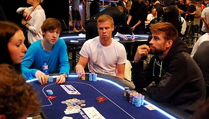 Kristijonas Andrulis ir Gerardas Pique EPT Barselonoje / PokerStars.net nuotr.