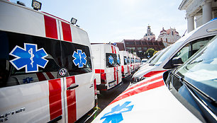 Naujų greitosios medicinos pagalbos automobilių perdavimas