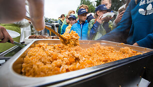 Verslininkai nemokamai maitino dainų &scaron;ventės dalyvius