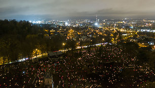 Žvakių jūra Vilniaus kapinėse is paukščio skrydžio