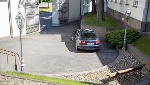 Automobilis, kuriuo vežiojamas Gitanas Nausėda