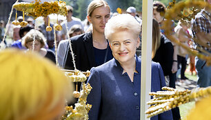 Dalia Grybauskaitė lankėsi medkopio pabaigos &scaron;ventėje senovinės bitininkystės muziejuje