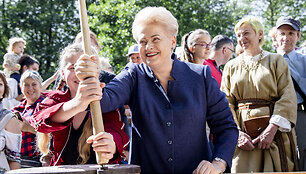 Dalia Grybauskaitė lankėsi medkopio pabaigos &scaron;ventėje senovinės bitininkystės muziejuje