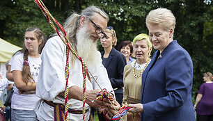 Dalia Grybauskaitė lankėsi medkopio pabaigos &scaron;ventėje senovinės bitininkystės muziejuje