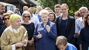 Dalia Grybauskaitė lankėsi medkopio pabaigos &scaron;ventėje senovinės bitininkystės muziejuje