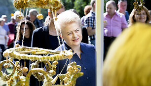 Dalia Grybauskaitė lankėsi medkopio pabaigos &scaron;ventėje senovinės bitininkystės muziejuje