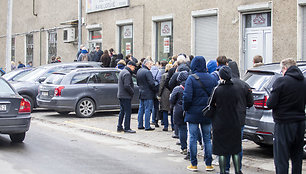 Žmonės perka dezinfekcinį skystį „Vilniaus degtinės“ parduotuvėje