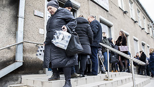 Žmonės perka dezinfekcinį skystį „Vilniaus degtinės“ parduotuvėje