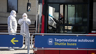 Specialiosios tarnybos ir autobusai laukia atvykstančių keleivių