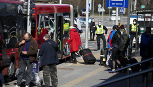 Specialiosios tarnybos ir autobusai laukia atvykstančių keleivių