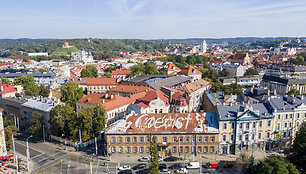 Užrašas „Coexist“ ant Pylimo g. 2 pastato stogo Vilniuje