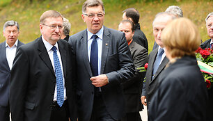 Prie A.M.Brazausko kapo Antakalnio kapinėse padėta gėlių