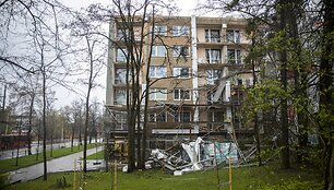 Antakalnyje nuo renovuojamo daugiabučio vėjas nuplė&scaron;ė pastolius