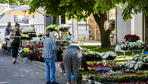 Prekyba gėlėmis prie Rokantiškių kapinių