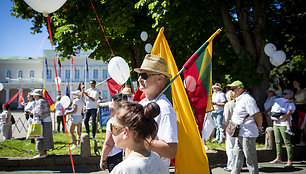 Šeimos gynimo maršo dalyvių protestas prie Prezidentūros