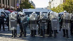 Mitinguotojai pajudėjo link Seimo