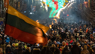 Gedimino prospekte suliepsnojo šešiolika simbolinių Vasario 16-osios laužų