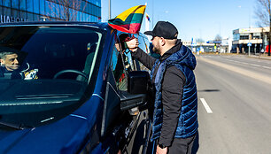 Pajudėjo 10 keleivinių mikroautobusų su Lietuvos verslo ir gyventojų parama Ukrainos žmonėms