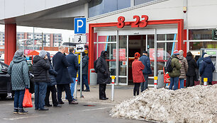 Eilės prie bankomatų