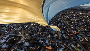 Vilniuje kilo 7 oro balionai su Ukrainos veliavomis ir vienas su Lietuvos trispalve
