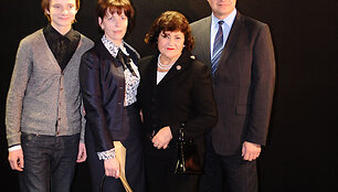 Vanda Statkevičienė (antra i&scaron; de&scaron;inės) su artimaisiais