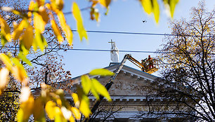 Sugrąžintos skulptūros ant Vilniaus evangelikų reformatų bažnyčios stogo