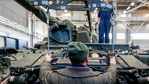 Generolo Romualdo Giedraičio artilerijos bataliono kariai apmoko Ukrainos mechanikus remontuoti savaeiges haubicas &bdquo;PzH 2000&ldquo;.