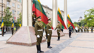 Valstybės vėliavos pakėlimo ceremonija Nepriklausomybės aikštėje