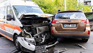 Greitosios pagalbos automobilio ir &bdquo;Subaru&ldquo; avarija Antakalnyje
