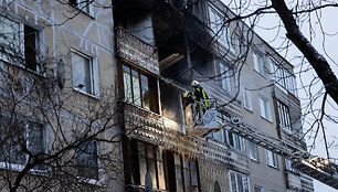 Ugniagesiai bando ištraukti žuvusiųjų kūnus